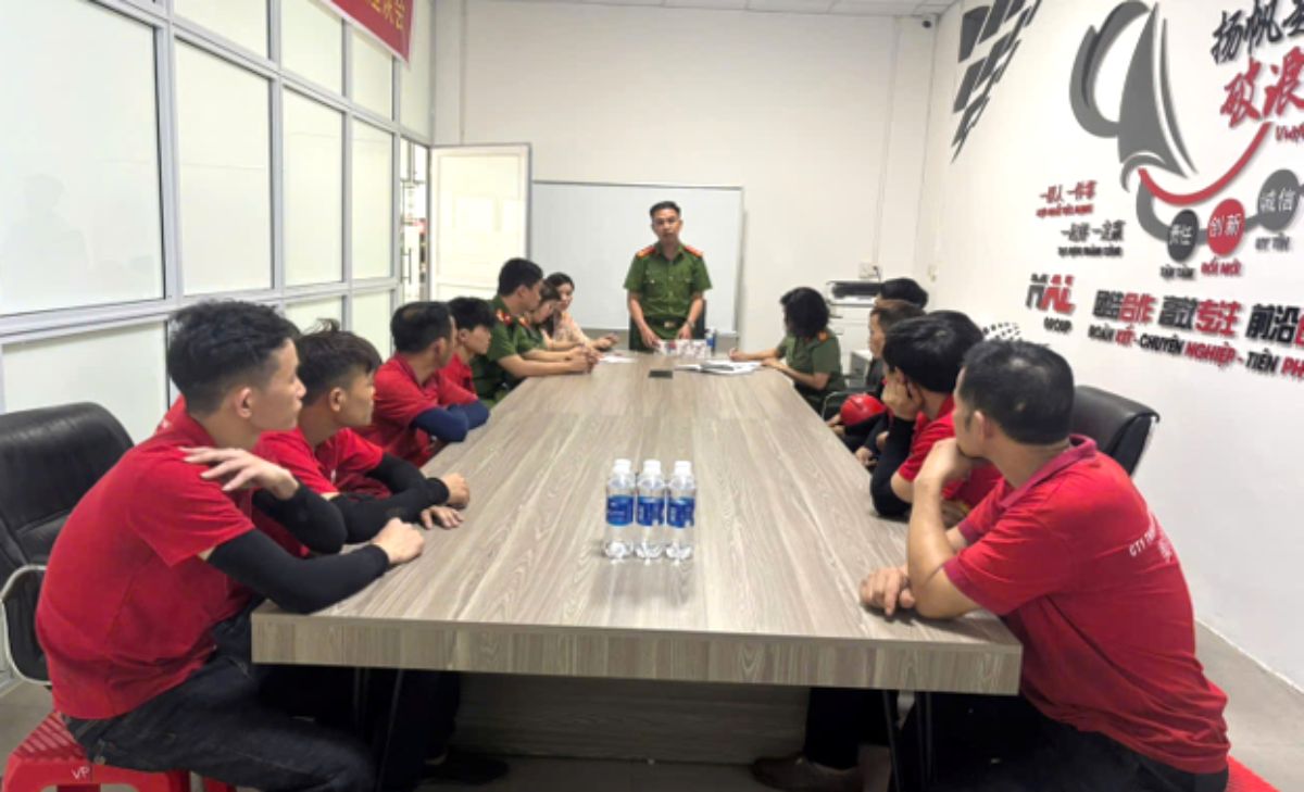 Dong A Ward Police, Ninh Binh province propagate about drugs to workers and laborers. Photo: Ninh Binh Police