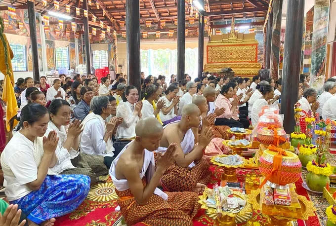 Quang cảnh Phật tử đến chùa Mahatup làm lễ cầu siêu, tiễn năm cũ và đón năm mới trong không khí trang nghiêm, thành kính.