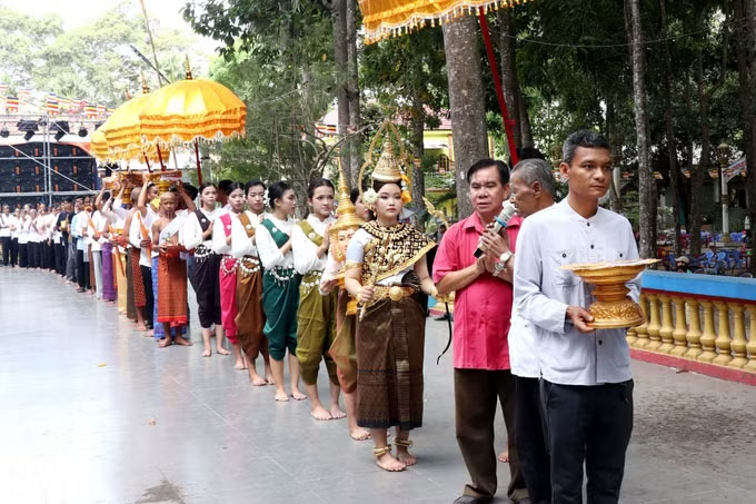Đông đảo Phật tử xếp thành một hàng ngay ngắn, trang nghiêm diễu hành ba vòng quanh chánh điện để rước Đại lịch Maha Sangkrant.