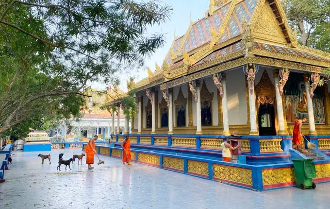 Từ sáng sớm, các vị sư tại chùa Mahatup (chùa Dơi) đã dọn dẹp, chỉnh trang khuôn viên chùa, chuẩn bị cho ngày đầu tiên của Tết Chôl Chnăm Thmây. Ảnh: Sơn Hên