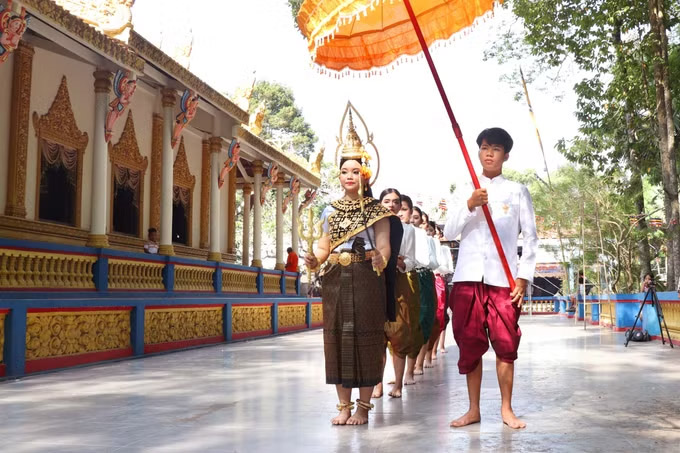 The Maha Sangkrant Tet Chôl Chnăm Thmây parade marks the change of the ruling god with the wish for a favorable new year, economic production to achieve many breakthroughs and bumper crops. Photo: Son Hen