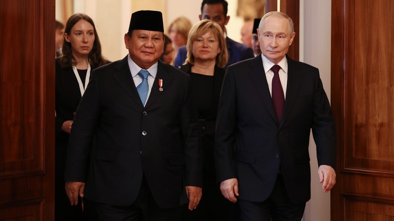 Russian President Vladimir Putin welcomes Indonesian President Prabowo Subianto at the Kremlin on April 13, 2026. Photo: Sputnik