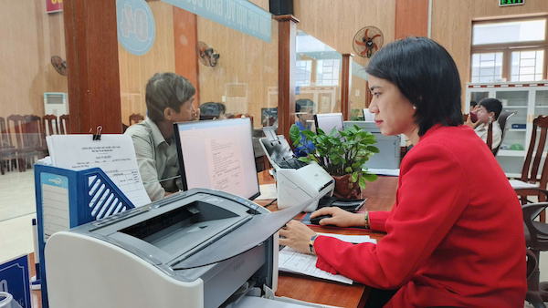 Funcionarios en la comuna de Thang Truong, ciudad de Da Nang, realizan trámites administrativos para la gente. Foto: Tran Thi