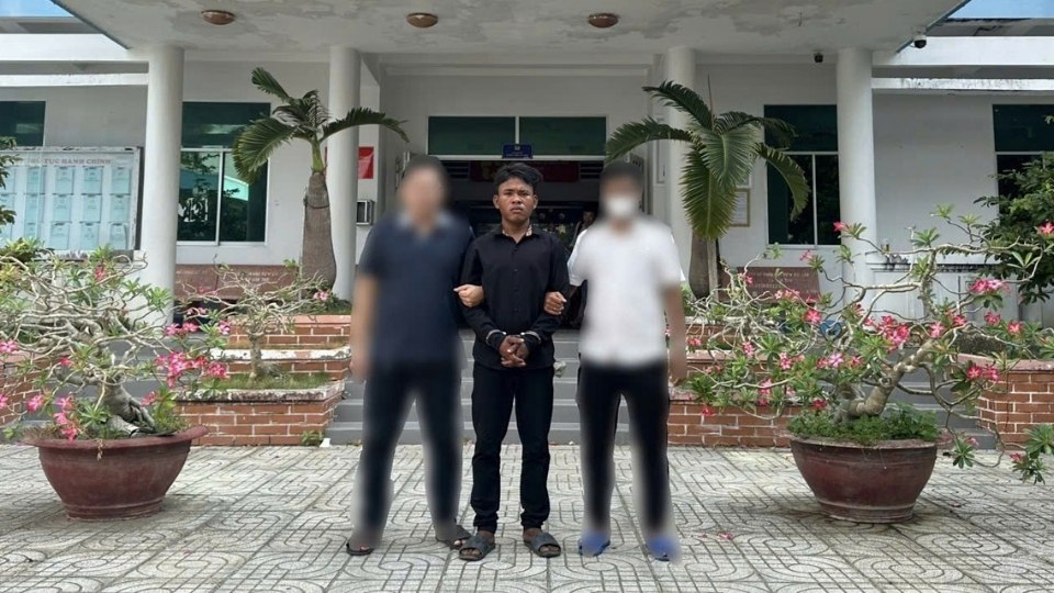 El ladrón Sơn Na Tra en la comisaría después de ser arrestado mientras se escondía en Đồng Nai. Foto: Policía de Vĩnh Long