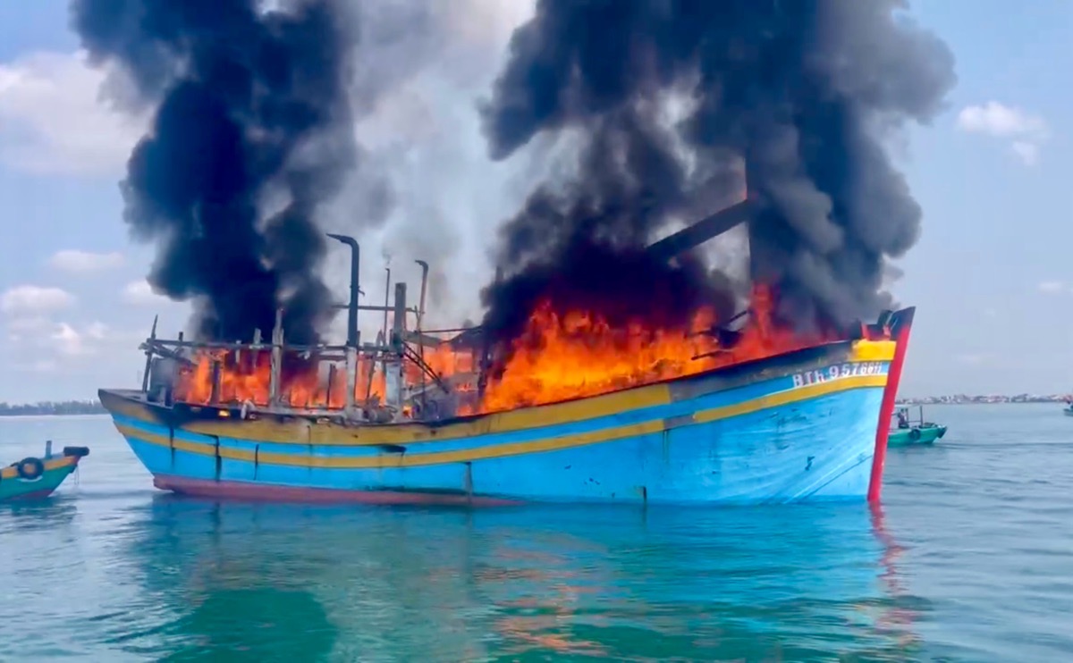 Hiện trường tàu cá bị cháy. Ảnh: Phạm Duy
