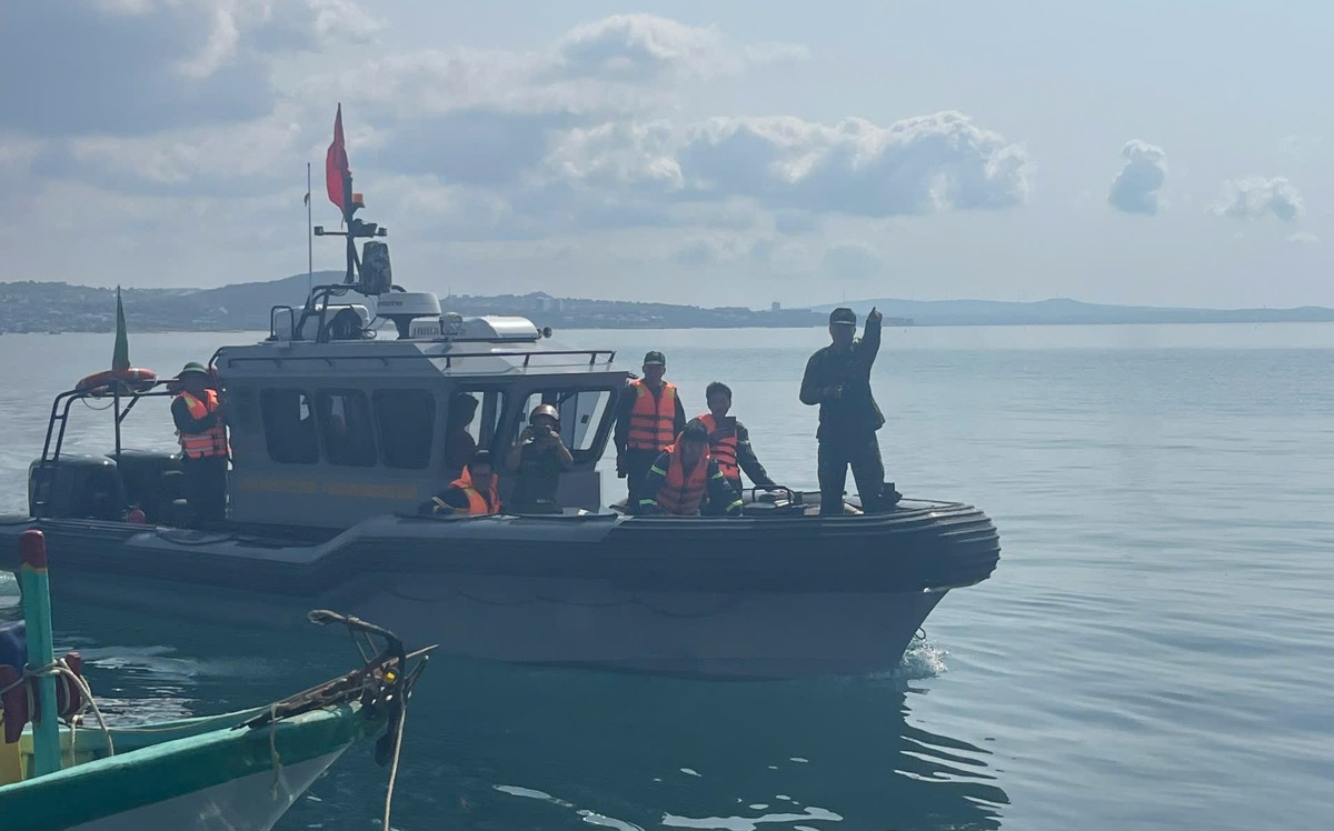 Lực lượng chức năng tiếp cận và chữa cháy tại hiện trường. Ảnh: Phạm Duy