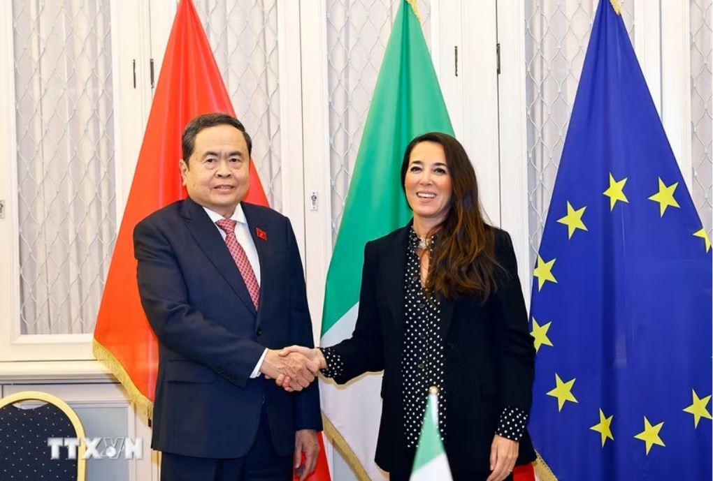 Politburo Member, National Assembly Chairman Tran Thanh Man and Vice President of the Italian Senate Licia Ronzulli. Photo: VNA
