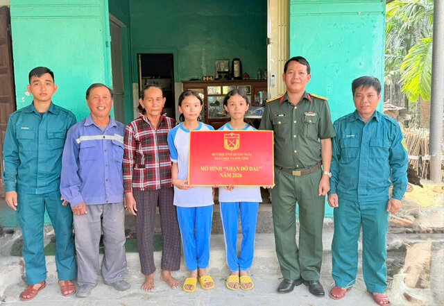 The Military Command of Son Tinh commune supports sponsoring two students Pham Bao Tram and Pham Anh Thu. Photo: Trong Quoc