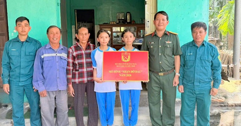 Lính trích lương, bữa cơm rau xanh ấm lòng học sinh nghèo