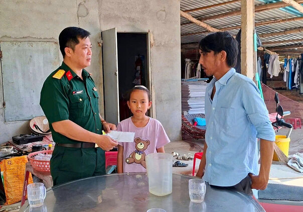 Ban Chỉ huy quân sự xã Thọ Phong thăm hỏi đời sống gia đình anh Nguyễn Văn Phú có hoàn cảnh khó khăn. Ảnh: Trọng Quốc