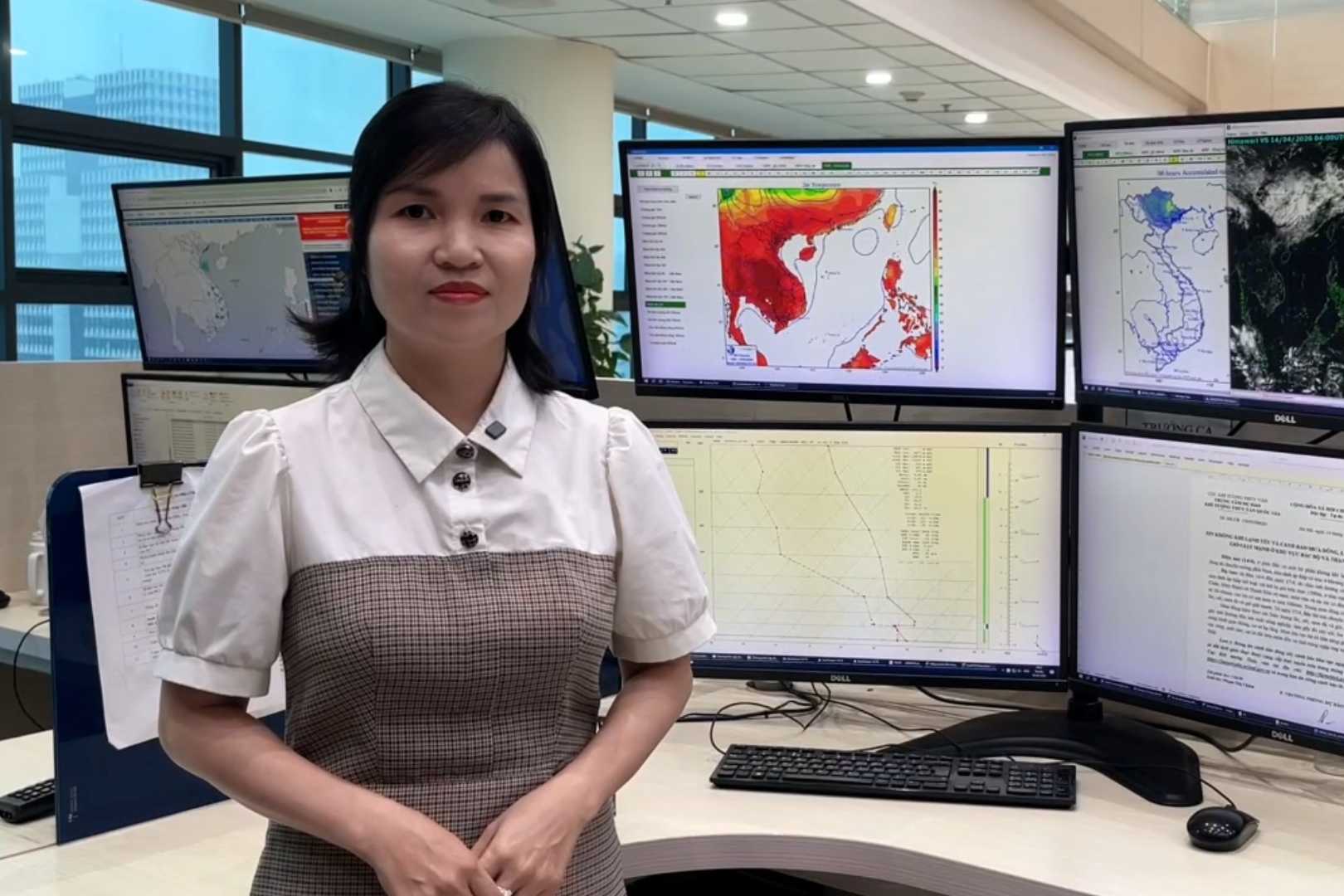 Bà Lê Thị Hồng Vân cảnh báo nguy cơ xuất hiện hiện tượng nguy hiểm trong cơn dông. Ảnh: Quỳnh Hương