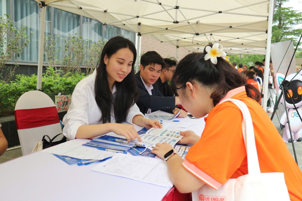 In March 2026, the industry with the strongest recruitment demand in Hanoi is wholesale and retail. In the photo, workers participate in a job transaction session organized by the Hanoi Employment Service Center. Photo: Quynh Chi