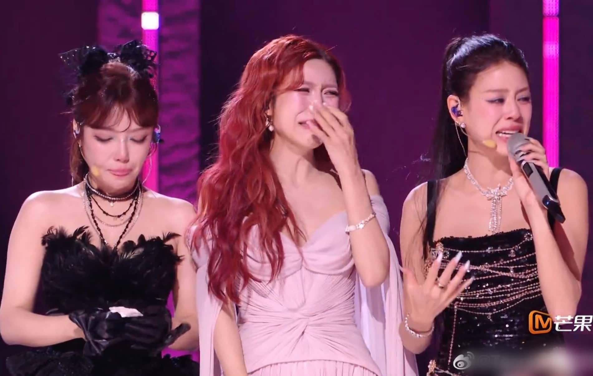 Trang Pháp bật khóc khi nhận kết quả thu cuộc. Ảnh Nhà sản xuất