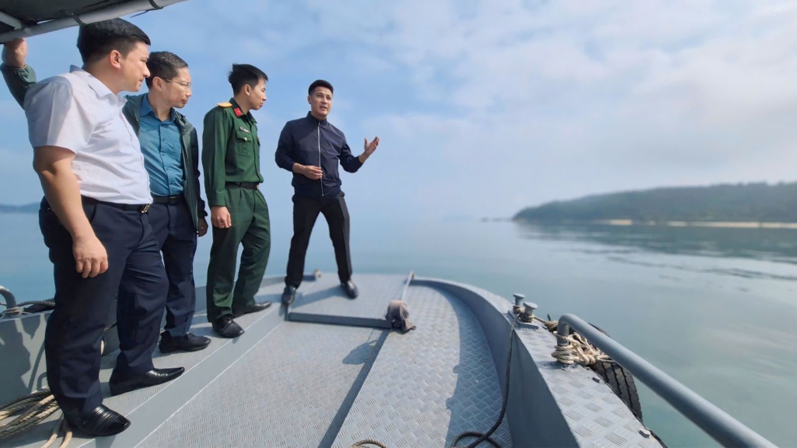 Inspecting the actual status of the sea area within the proposed boundary to implement the aquaculture project at sea in Hon Ngang island, Co To Special Zone, Quang Ninh province. Photo: Thu Bau