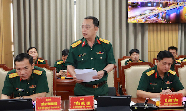 Đại tá Trần Hữu Ích báo cáo kết quả thực hiện nhiệm vụ QPQS và công tác biên phòng. Ảnh: Quang Cường