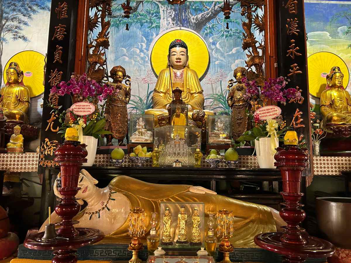 Giữa chính điện là pho tượng Đức Phật Di Lặc Bồ Tát ngồi cao 2,5 m. Ảnh: Hương Nha 