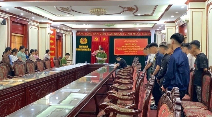 Cơ quan điều tra đang tống đạt các Quyết định khởi tố bị can. Ảnh: Công an tỉnh Lạng Sơn