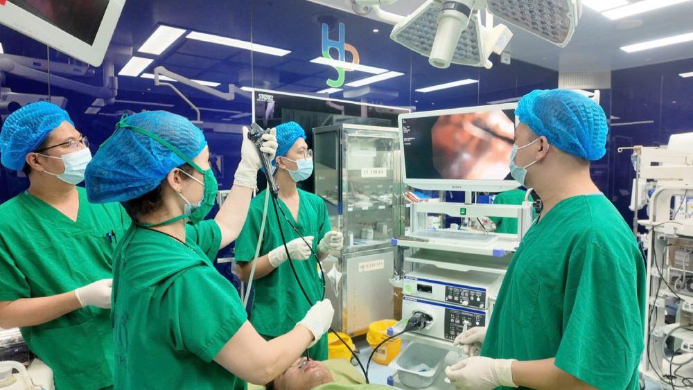 Los médicos lavan los pulmones y realizan broncoscopia para rescatar a 4 víctimas del incendio nocturno en Hanoi. Foto: BVCC