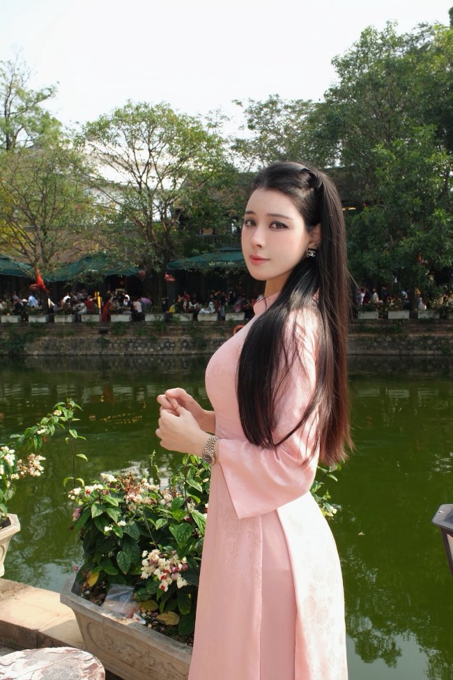 Vợ sắp cưới của Văn Thanh sở hữu thân hình quyến rũ. Ảnh: FBNV