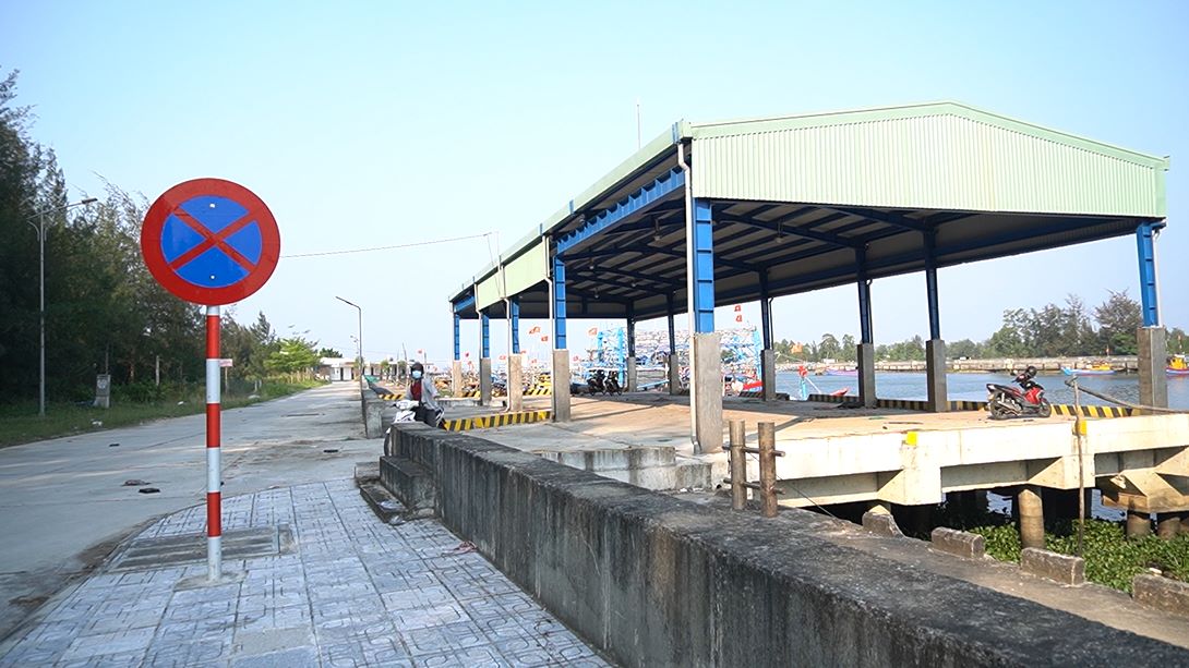 Puerto pesquero multimillonario en Da Nang cubierto de lona, canales sedimentados. Foto: Tran Thi