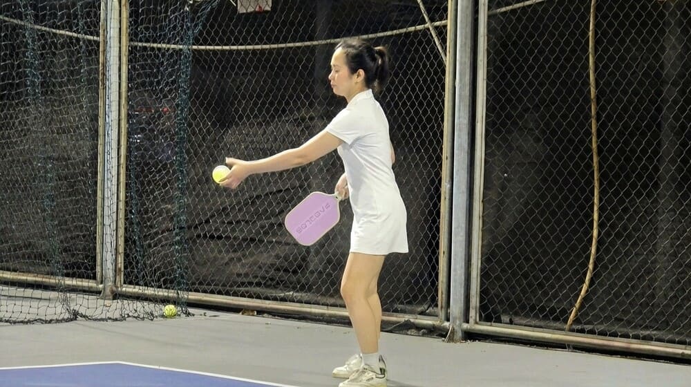 El pickleball es un deporte adecuado para las amas de casa para aliviar el estrés y mejorar la salud después del trabajo. Foto: Thu Huong