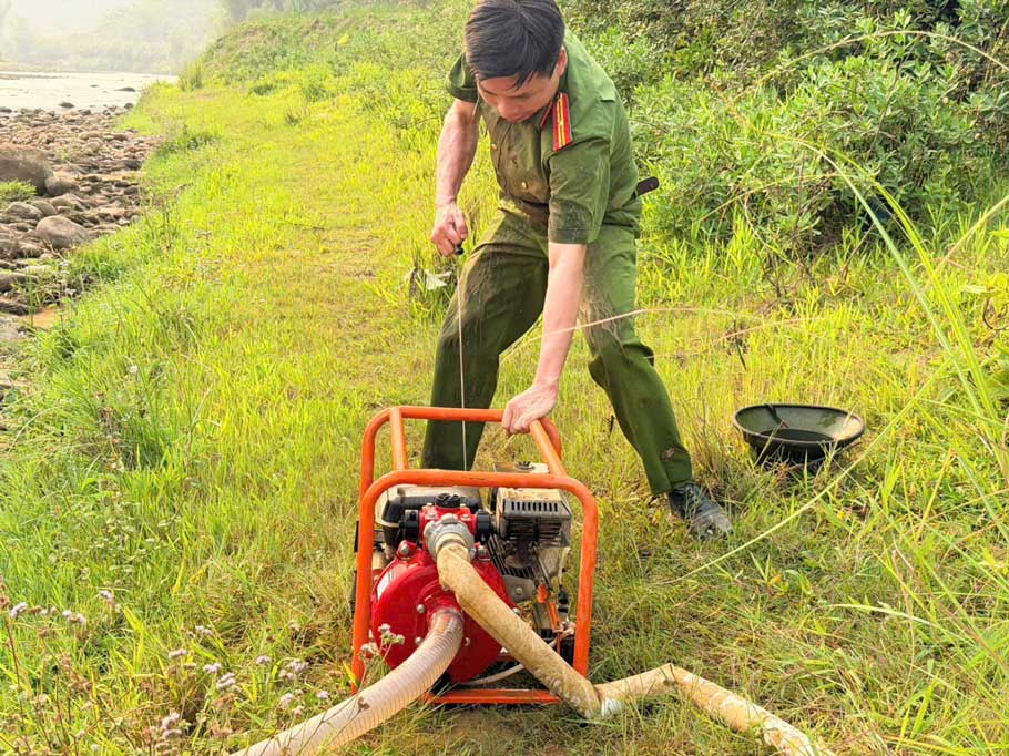 Công an xã Dương Qùy vận hành máy bơm, khẩn trương đưa nước về đồng ruộng. Ảnh: Công an Lào Cai