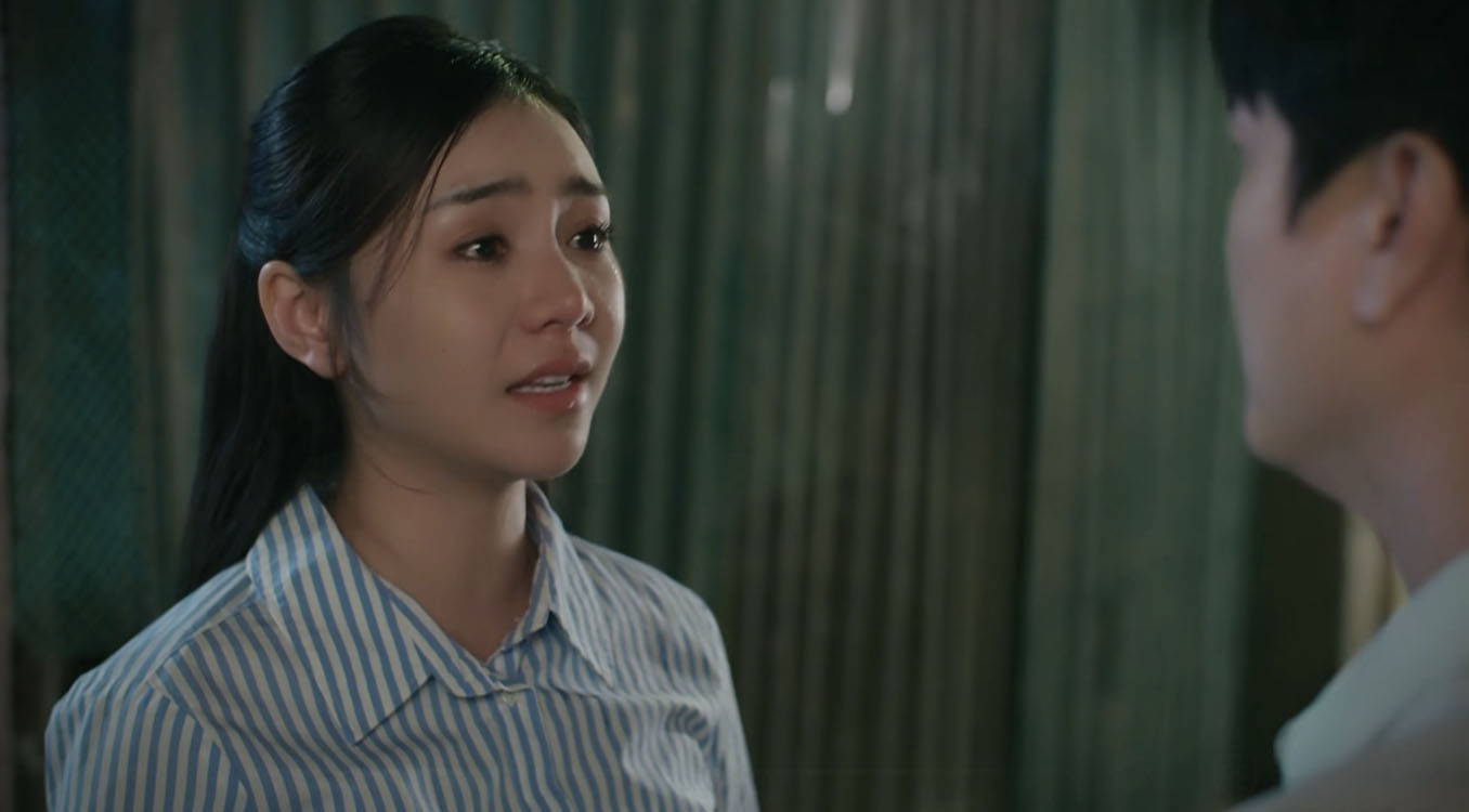 Thương khóc và cho rằng mẹ Quân có nỗi khổ riêng. Ảnh: VFC 