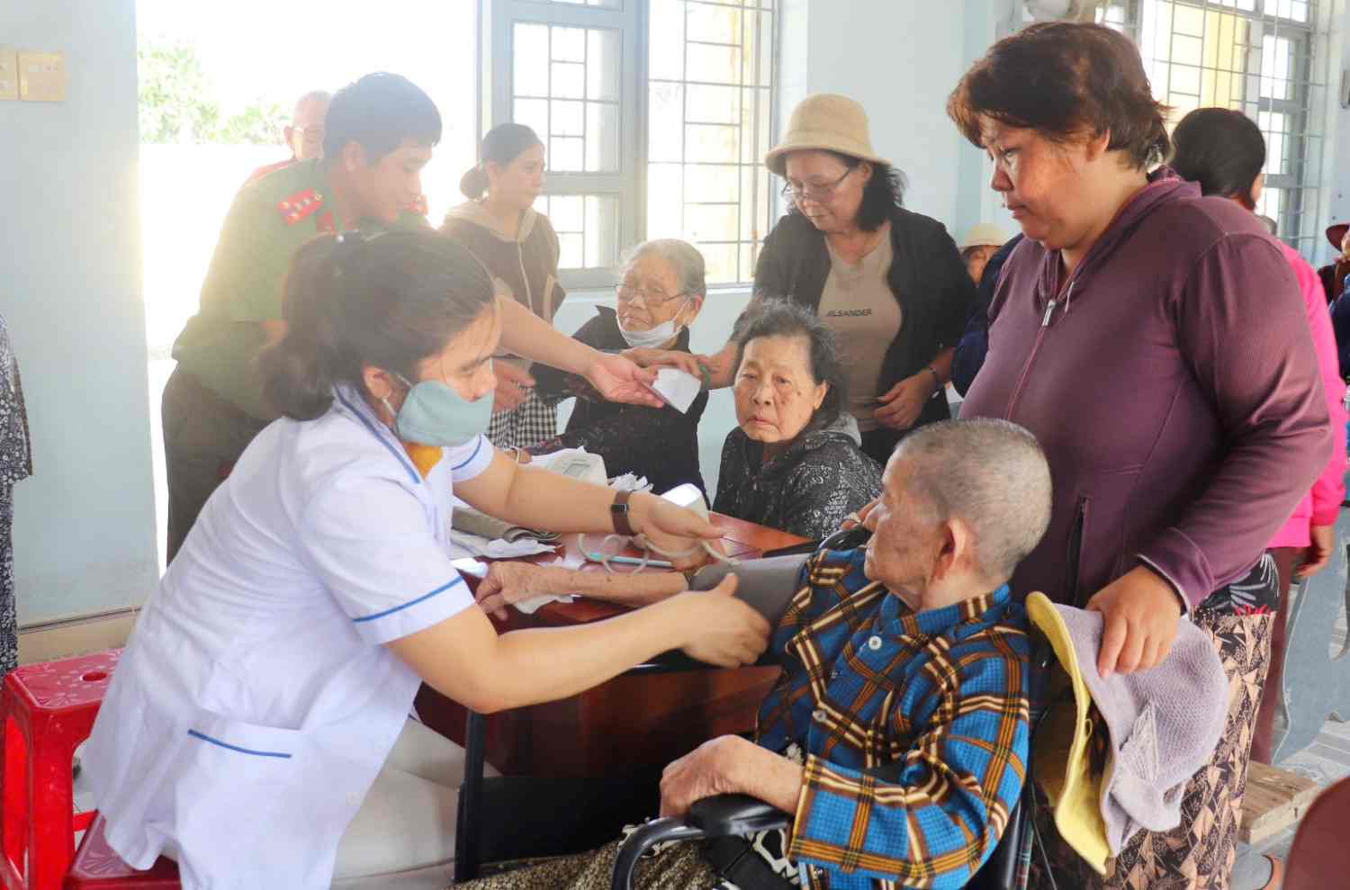 Người dân khó khăn trên địa bàn được khám sức khỏe miễn phí. Ảnh: Công an cung cấp