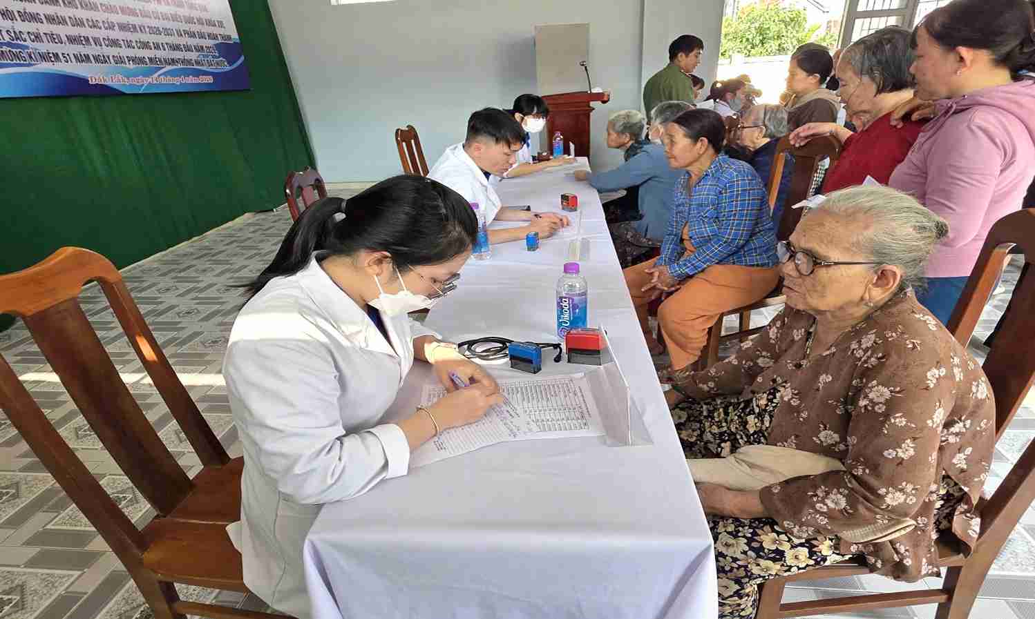 Dak Lak Provincial Police coordinate with relevant units to support free medical examination and medicine distribution for people in difficult circumstances in the area. Photo: Police provided