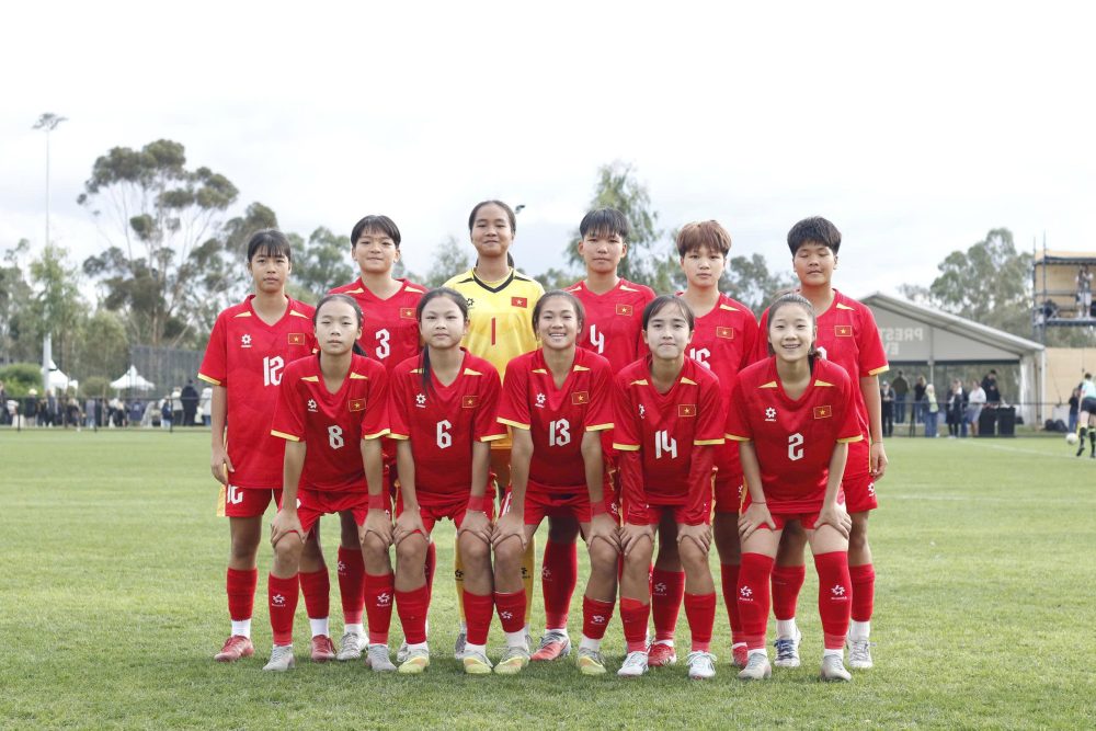 Vietnam U15 women's team closes the match in Australia. Photo: VFF