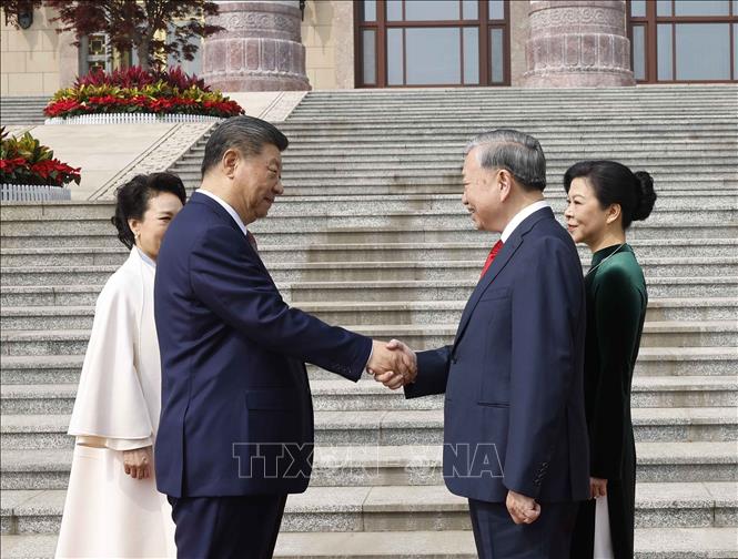 General Secretary and President of China Xi Jinping and his wife welcome General Secretary and President To Lam and his wife. Photo: VNA