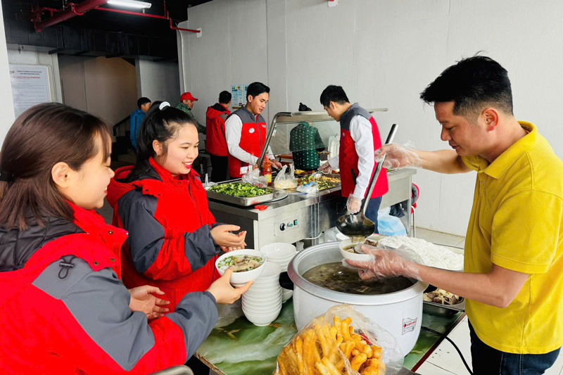 Bữa ăn thể hiện sự quan tâm thiết thực của tổ chức Công đoàn trong việc chăm lo đời sống vật chất và tinh thần cho người lao động. Ảnh: Lý Thị Hà