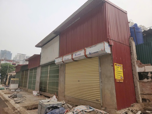 Nhà “siêu mỏng, siêu méo” mọc lên sau giải phóng mặt bằng đường Nguyễn Tuần, TP Hà Nội. Ảnh: Minh Hạnh 