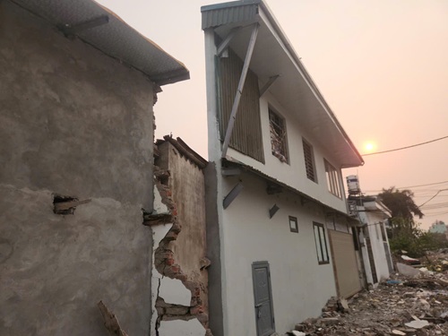 Super-thin, super-skewed" houses spring up after site clearance in Hanoi. Photo. Minh Hanh
