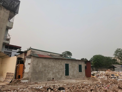 Bất chấp quy định, nhà “siêu mỏng, siêu méo” vẫn mọc lên sau mở đường ở Hà Nội. Ảnh: Minh Hạnh 