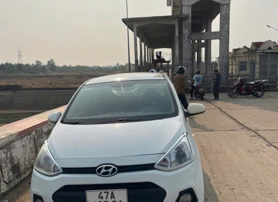 Cơ quan chức năng đang làm rõ vụ nam thanh niên để lại ôtô, nghi nhảy hồ tự tử. Ảnh: Người dân cung cấp
