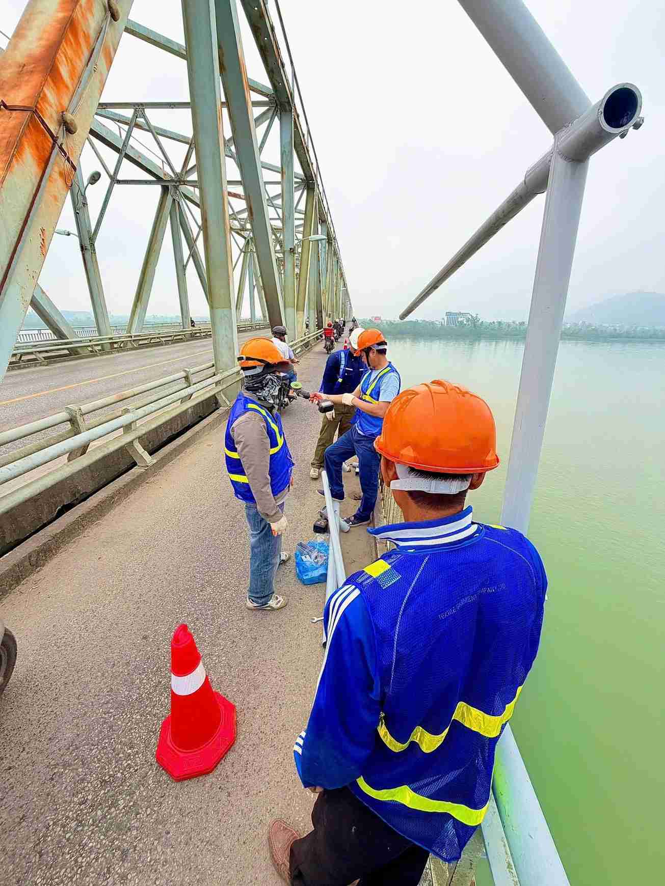 Công nhân khẩn trương thi công lắp đặt hạng mục bảo vệ cầu Bến Thủy 1 trong điều kiện nắng nóng. Ảnh: Quang Đại