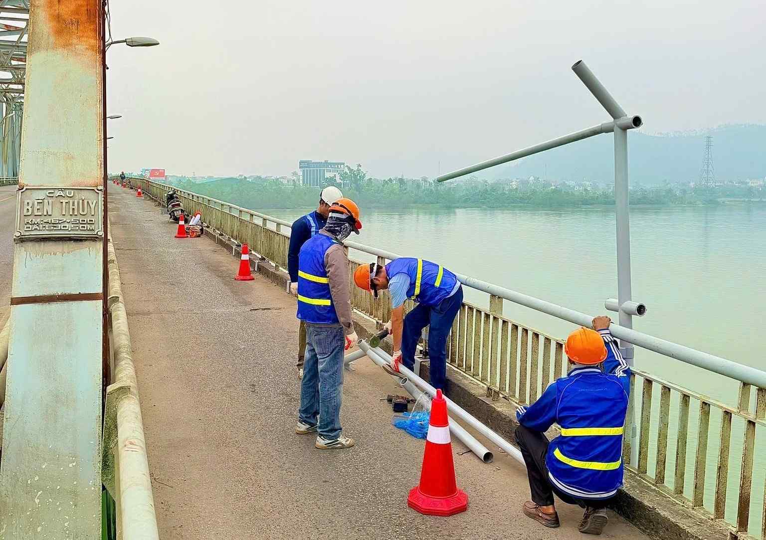 Construction and installation of Ben Thuy 1 bridge protection items on National Highway 1A. Photo: Quang Dai