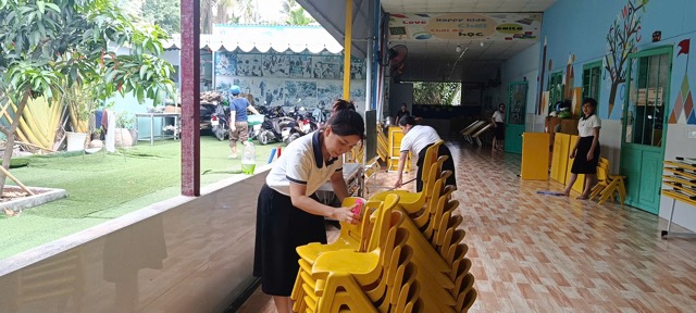 Schools proactively clean classrooms and items to prevent hand, foot and mouth disease. Photo: Nguyen Ly