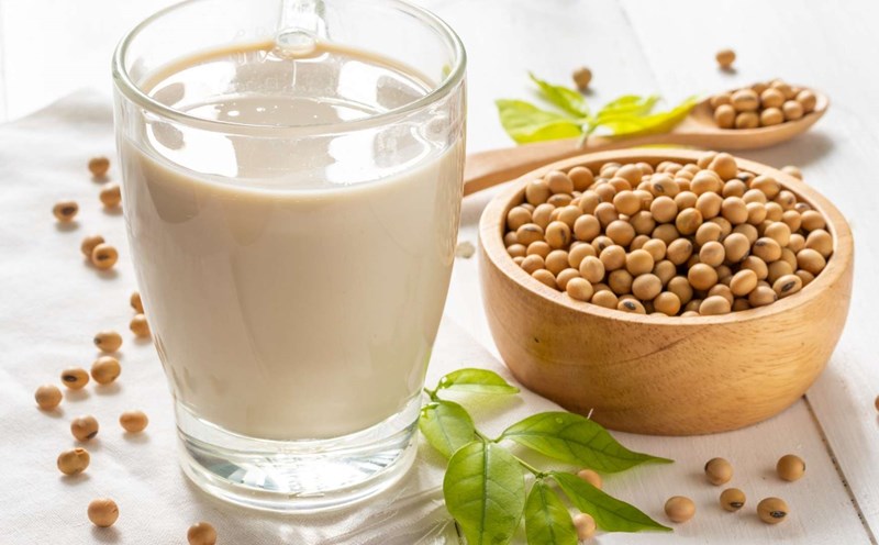 Boire du lait de soja de manière incorrecte peut exercer une pression sur les reins. Photo: Ngoc Linh