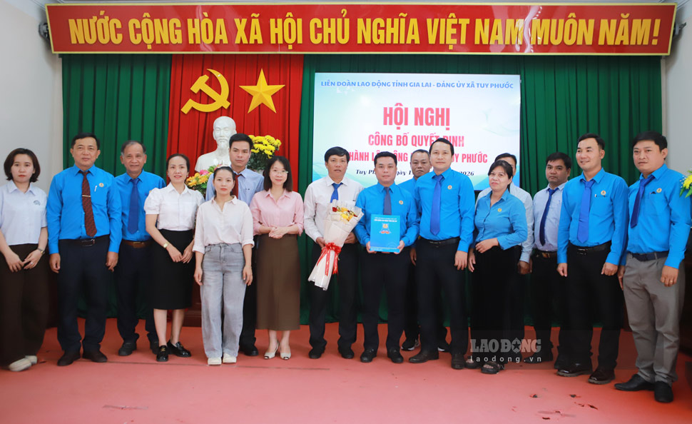 Chairman of Gia Lai Provincial Labor Federation Ha Duy Trung presents flowers to congratulate Tuy Phuoc Commune Trade Union. Photo: Hoai Phuong