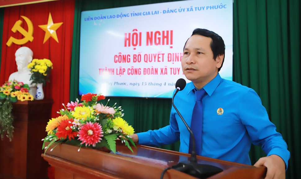 Chủ tịch LĐLĐ tỉnh Gia Lai Hà Duy Trung phát biểu giao nhiệm vụ cho Công đoàn xã Tuy Phước. Ảnh: Hoài Phương