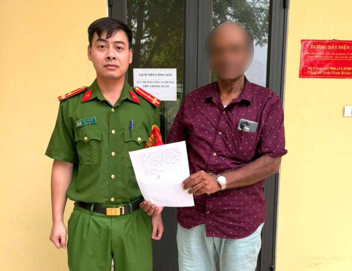 La police du quartier de Nam Hoa Lư, province de Ninh Bình, vient de soutenir et d'aider les touristes étrangers à récupérer leurs biens perdus. Photo: Police de Ninh Bình