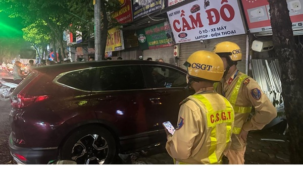 Car causes accident at night, driver violates alcohol concentration. Photo: Hoang Phu Tho