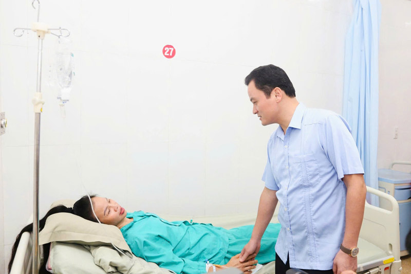 Phó Chủ tịch UBND tỉnh Lào Cai Giàng Quốc Hưng thăm hỏi bà Lường Thị Tỉnh. Ảnh: Cổng thông tin Lào Cai