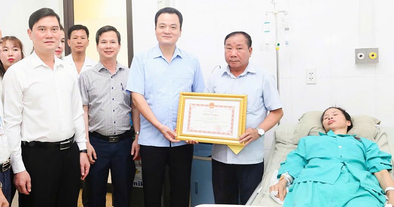 Chủ tịch Lào Cai khen thưởng nữ công nhân cứu người trong giông bão