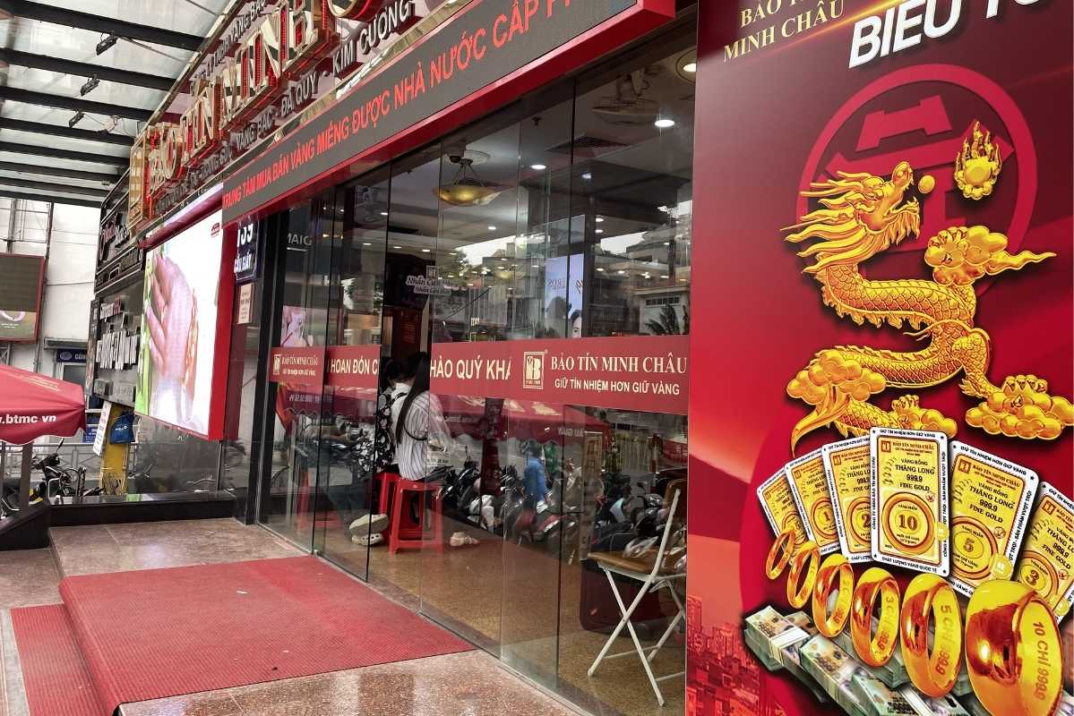 Cơ sở mở rộng dừng phục vụ vì số lượng khách hàng mua vào giảm mạnh. Trong khi đó, cửa hàng chính tấp nập hoạt động bán ra. Ảnh: Hạ Linh