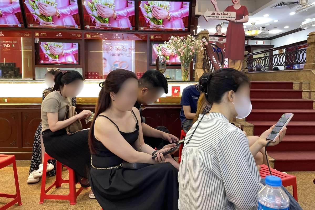 Customer area waiting for their turn to sell when gold prices continue to increase. Photo: Ha Linh