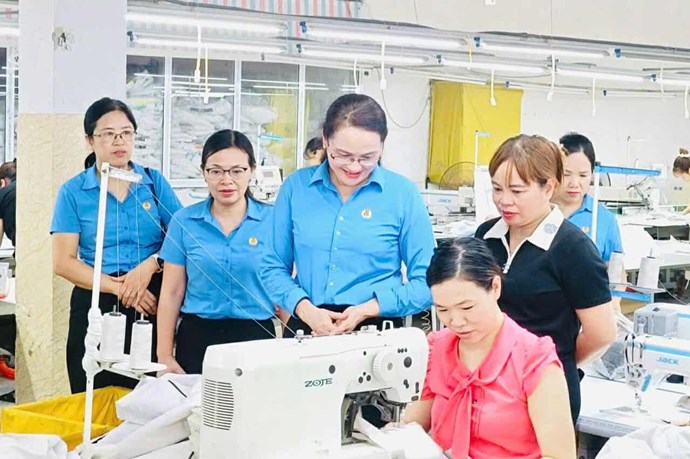 Công đoàn các cấp thương xuyên thăm hỏi, nắm bắt tâm tư, nguyên vọng người lao động. Ảnh: LĐLĐ Thái nguyên.