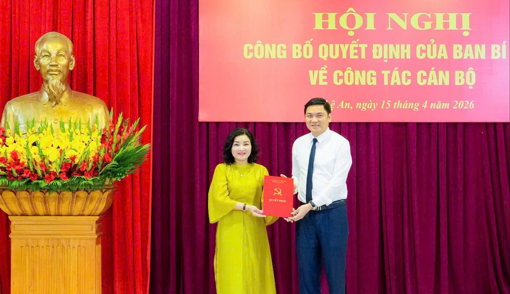 Ms. Nguyen Thi Hong Hoa receives the decision approving her to hold the position of Chairwoman of the Inspection Committee of Nghe An Provincial Party Committee. Photo: Pham Bang
